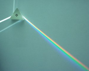 Dispersion de la lumière blanche à travers un prisme [C]